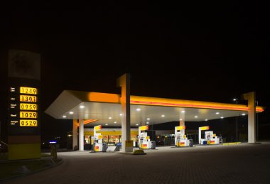 boş benzin istasyonunda gece