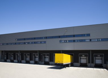 Kamyon yükleme ve indirme bölümü yükleniyor