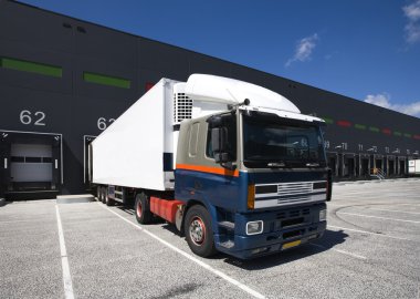 Kamyon yükleme ve indirme bölümü yükleniyor