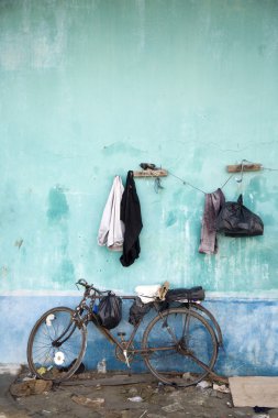 Jakarta, Endonezya bir gecekondu bölgesinde asılı elbiseleri