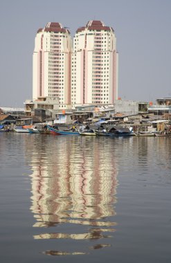 Jakarta, Endonezya arka planda daireler ile gecekondu alanı