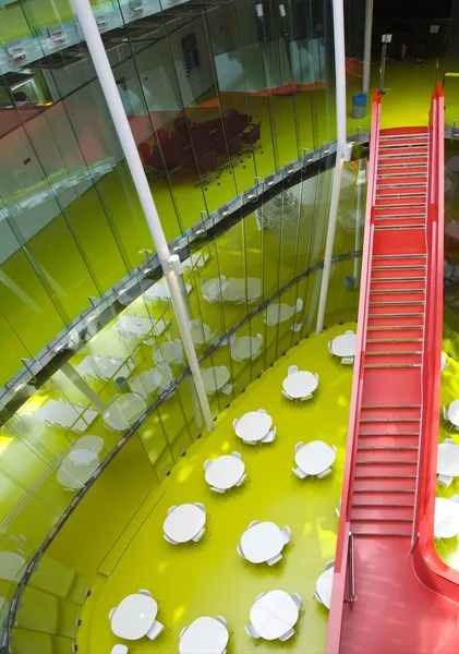 Moderní červený schody v hijmans van den bergh budova, uithof, Univerzita utrecht — Stock fotografie