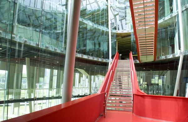 Modernas escaleras rojas en el edificio Hijmans van den Bergh, el Uithof, la universidad de Utrecht — Foto de Stock