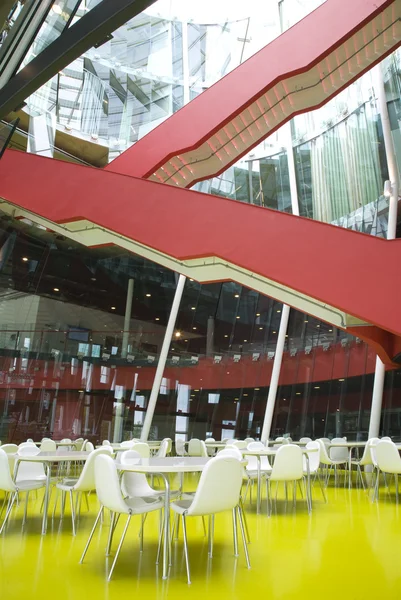 Moderne rode trap in de hijmans van den bergh gebouw, de uithof, Universiteit utrecht — Stockfoto