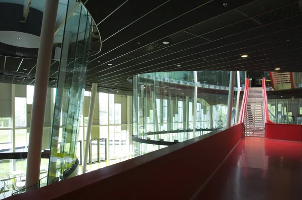 Nowoczesne schody czerwony hijmans van den bergh budynku, uithof, Uniwersytet w Utrechcie — Zdjęcie stockowe
