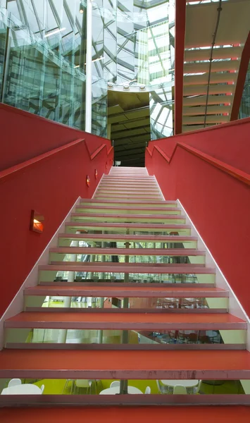 Moderne rode trap in de hijmans van den bergh gebouw, de uithof, Universiteit utrecht — Stockfoto