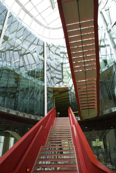 Moderní červený schody v hijmans van den bergh budova, uithof, Univerzita utrecht — Stock fotografie