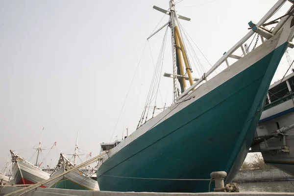 Makassar schooners (pinisi) em Sunda Kelapa, o antigo porto de Jacarta, Indonésia — Fotografia de Stock
