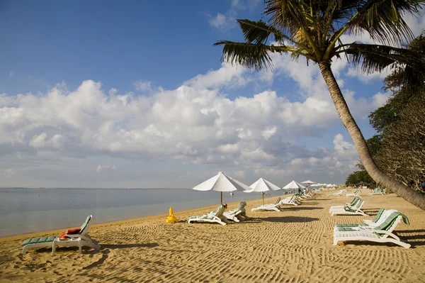 Solstolar på stranden sanur, bali — Stockfoto