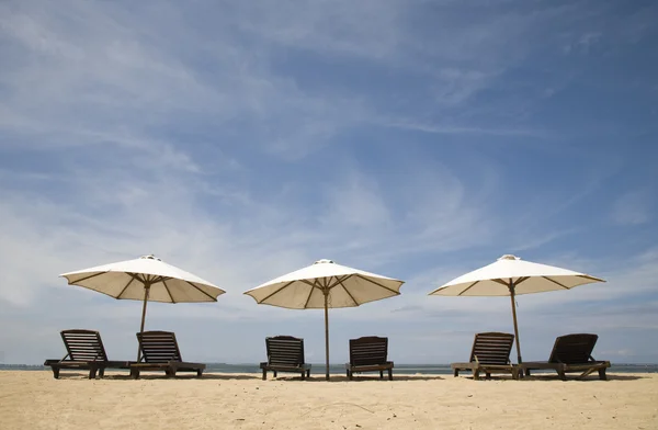 Solstolar på stranden sanur, bali — Stockfoto