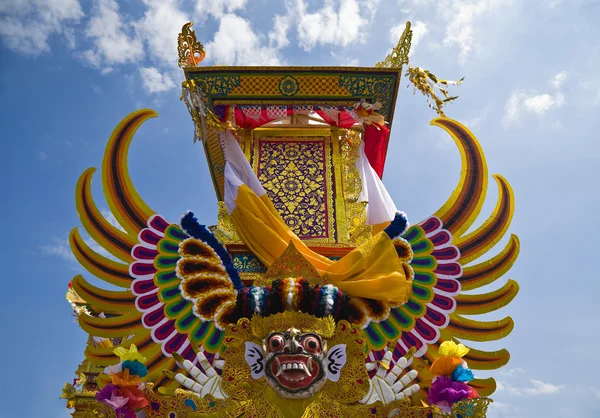 Balinese Crematie toren tijdens een ceremonie — Stockfoto