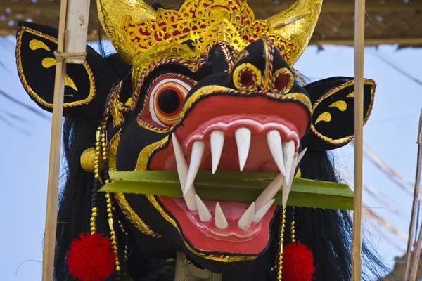 Balinese bieden tijdens een ceremonie crematie — Stockfoto