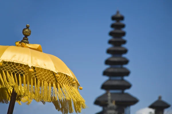 バック グラウンドでプラ (寺) とバリの儀式 pajeng (傘) — ストック写真