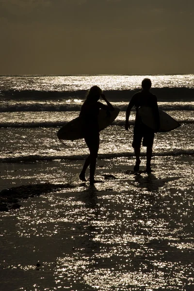 Uluwatu beach, bali günbatımında Surfers — Stok fotoğraf