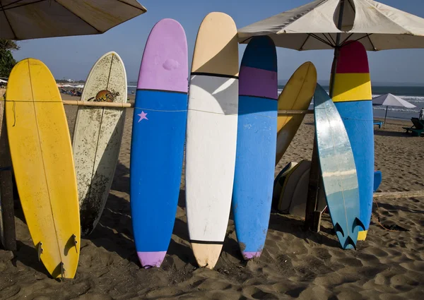 Kiralık bali kuta plajda sörf tahtaları — Stok fotoğraf