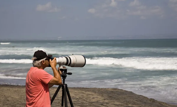 Surf fotograaf op chenggu beach in bali — Stockfoto
