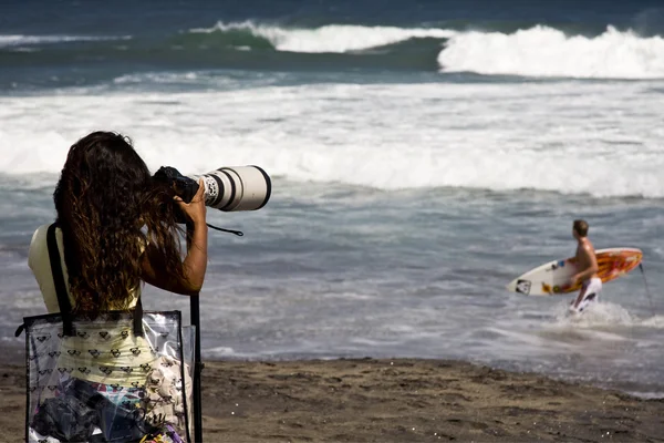 Bali chenggu Plajı'nda sörf fotoğrafçı — Stok fotoğraf