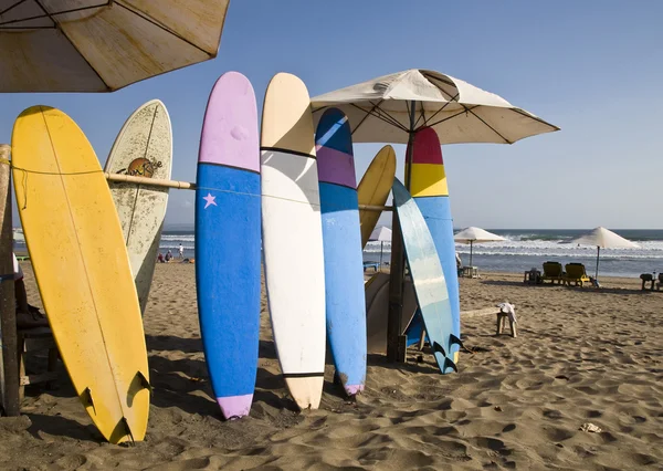 Kiralık bali kuta plajda sörf tahtaları — Stok fotoğraf