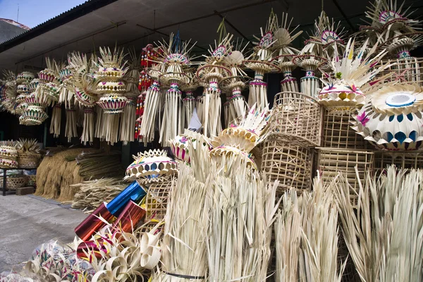 Offrandes décoratives pour une cérémonie du temple balinais — Photo