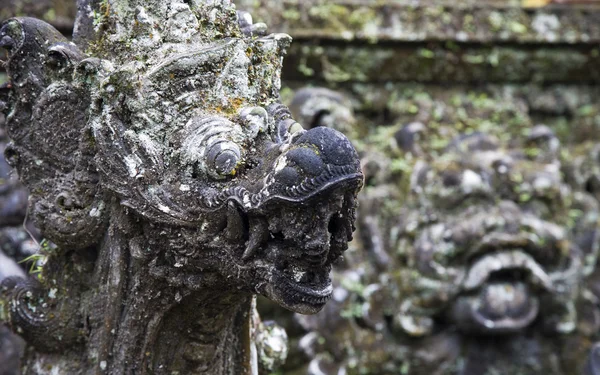 Escultura do templo balinês está guardando o templo — Fotografia de Stock