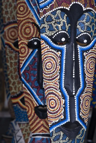 Máscaras tradicionales balinesas en una tienda de artesanía —  Fotos de Stock