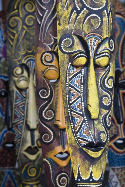 Máscaras tradicionales balinesas en una tienda de artesanía —  Fotos de Stock