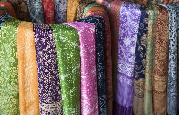 Balinesische Batik-Sarongs zum Verkauf — Stockfoto