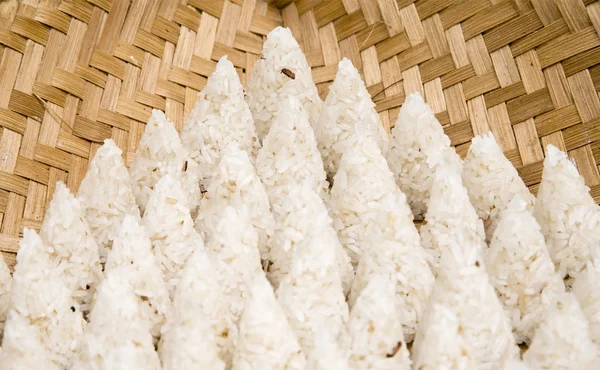 Preparación de las ofrendas de arroz balinés para los dioses — Foto de Stock