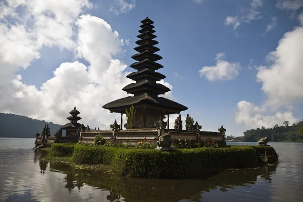 Hindu - buddhistiska tempel ulan danu bratan Bali, Indonesien — Stockfoto