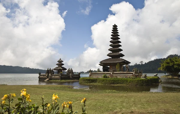 Hindú templo budista Ulan Danu Bratan en Bali, Indonesia —  Fotos de Stock