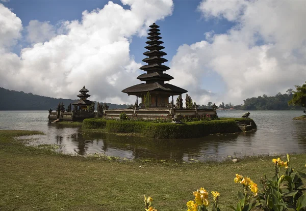 Hindu - buddhistiska tempel ulan danu bratan Bali, Indonesien — Stockfoto