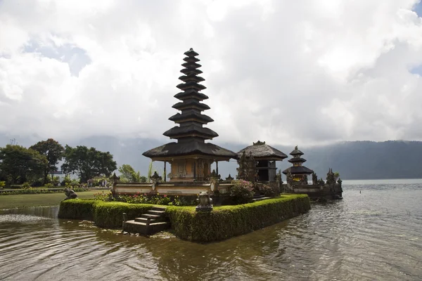Hindu - buddhistiska tempel ulan danu bratan Bali, Indonesien — Stockfoto