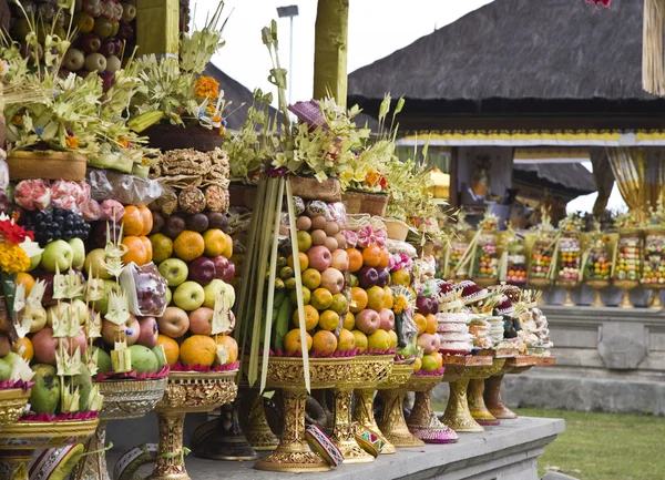 Preparing offerings for a temple ceremony in Bali — Stock Photo, Image