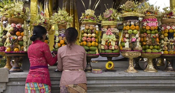 准备在巴厘岛的一个庙仪式产品和服务 — 图库照片