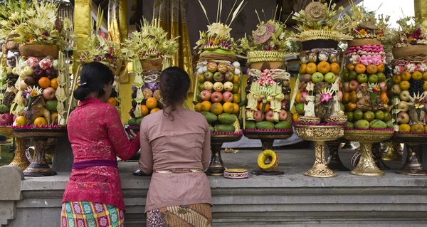 Vorbereitung von Opfergaben für eine Tempelzeremonie in Bali — Stockfoto