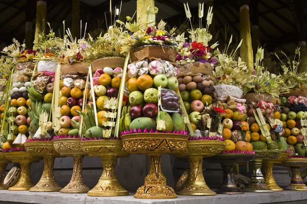 Preparación de ofrendas para una ceremonia del templo en Bali —  Fotos de Stock