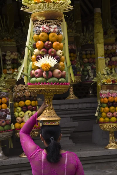 Vorbereitung von Opfergaben für eine Tempelzeremonie in Bali — Stockfoto
