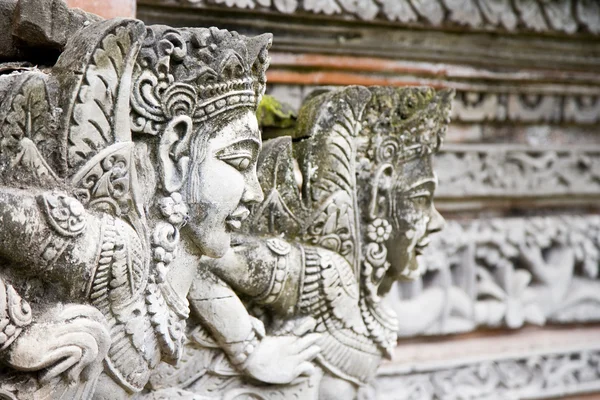 Talla de piedra tradicional en un templo en Bali —  Fotos de Stock