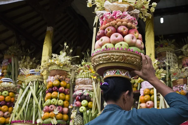 Vorbereitung von Opfergaben für eine Tempelzeremonie in Bali — Stockfoto