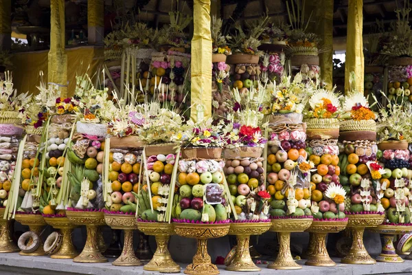 Preparación de ofrendas para una ceremonia del templo en Bali —  Fotos de Stock