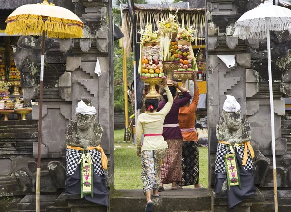Preparing offerings for a temple ceremony in Bali — Stock Photo, Image