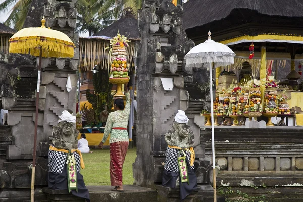 Preparación de ofrendas para una ceremonia del templo en Bali —  Fotos de Stock