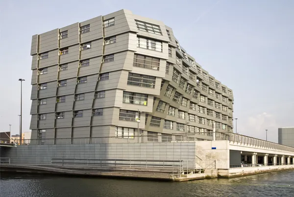 波浪形外墙表面的一座现代化建筑在阿姆斯特丹，荷兰 — 图库照片