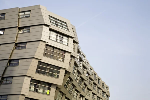 Powierzchni falistą fasadą, nowoczesnym budynku w almere, Holandia — Zdjęcie stockowe