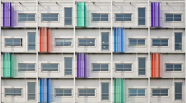 Multi gekleurde gevel van een modern gebouw — Stockfoto