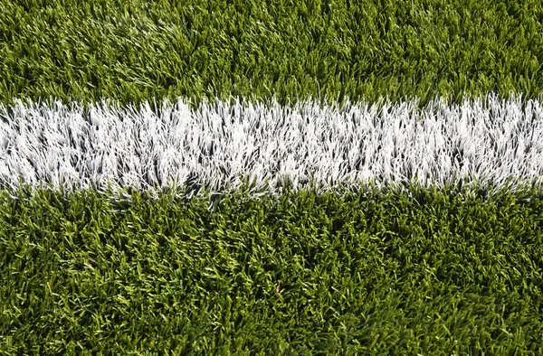 Avvicinamento di una linea di un campo di calcio artificiale — Foto Stock