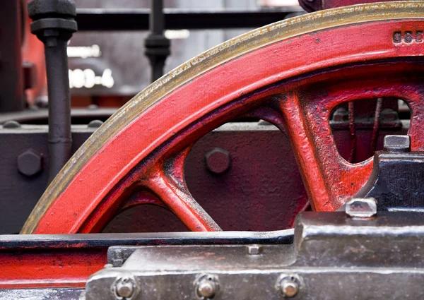 Close-up van het rode stalen wiel van een klassieke stoomlocomotief — Stockfoto