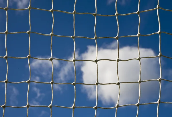 Rete di gol di calcio con sfondo cielo — Foto Stock