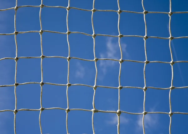 Fußballtornetz mit Himmelshintergrund — Stockfoto