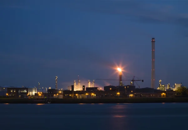 Raffinerie la nuit dans le port de Rotterdam, Europoort, Hollande — Photo